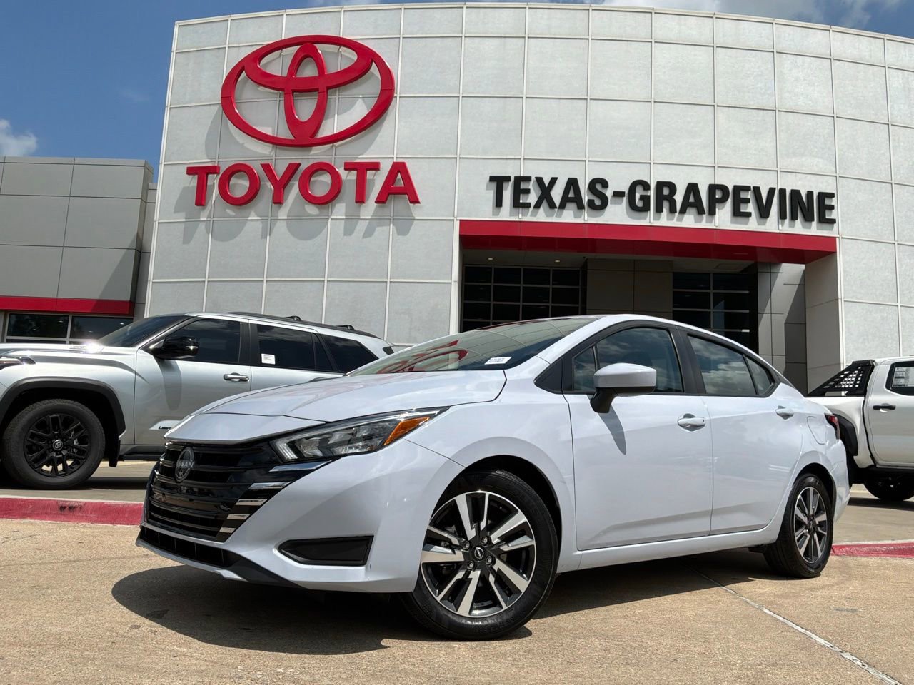 Used 2025 Nissan Versa SV FWD image 2