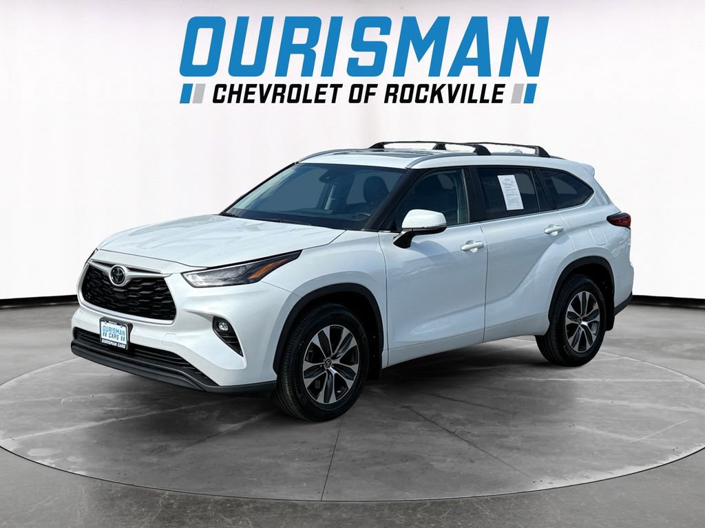 Used 2023 Toyota Highlander XLE AWD/4WD image 2
