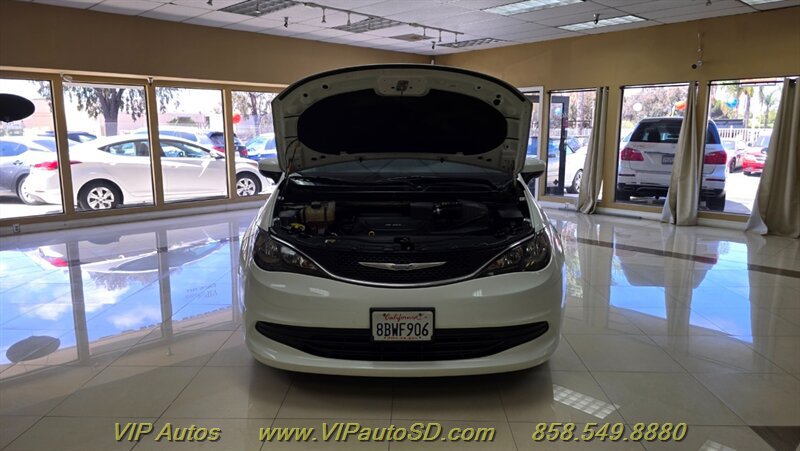 Used 2017 Chrysler Pacifica Touring FWD image 8