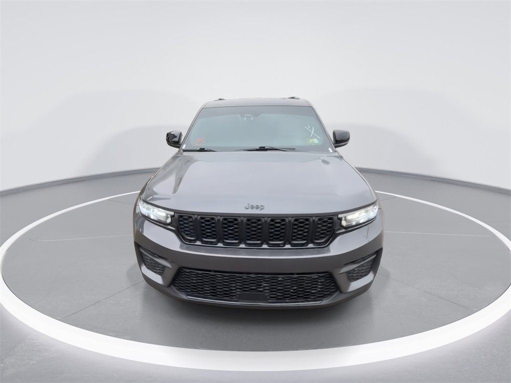 Used 2023 Jeep Grand Cherokee Altitude image 3