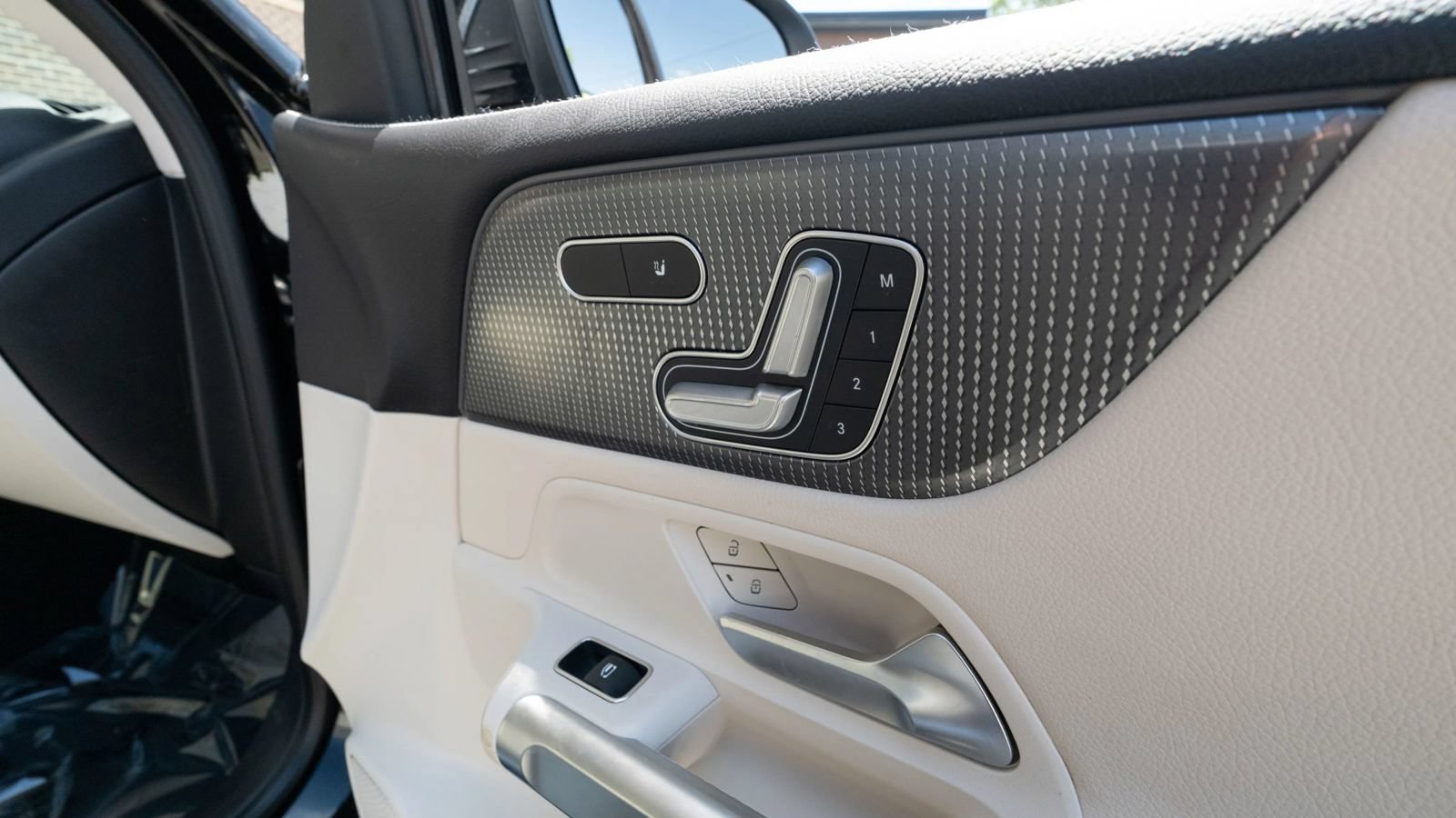 Used 2021 Mercedes-Benz GLB 250 4MATIC w/ Premium Package image 13