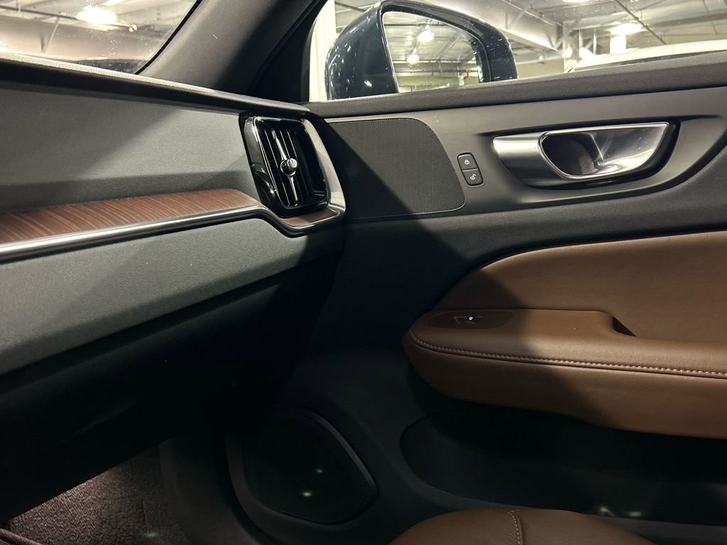 Certified 2025 Volvo V60 B5 Cross Country Plus AWD/4WD image 21