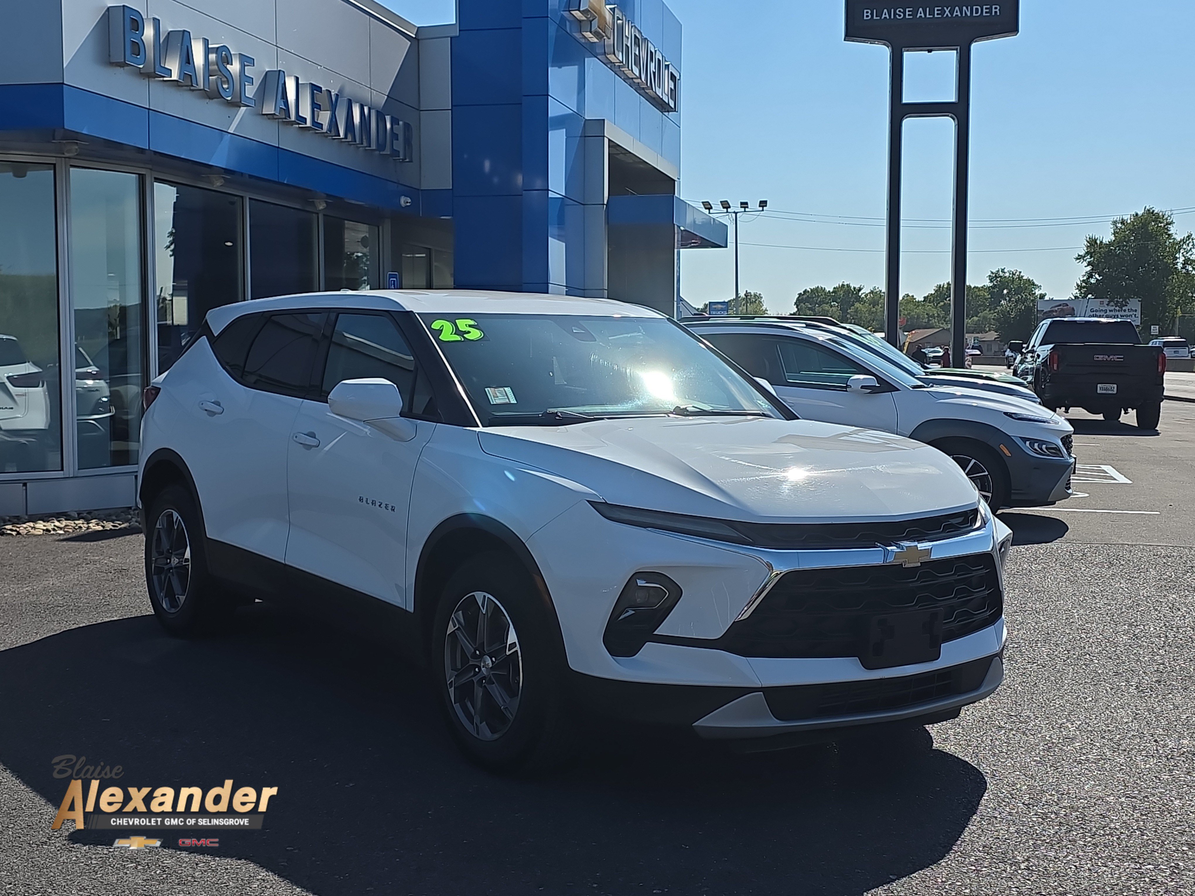 Used 2025 Chevrolet Blazer LT AWD/4WD image 1