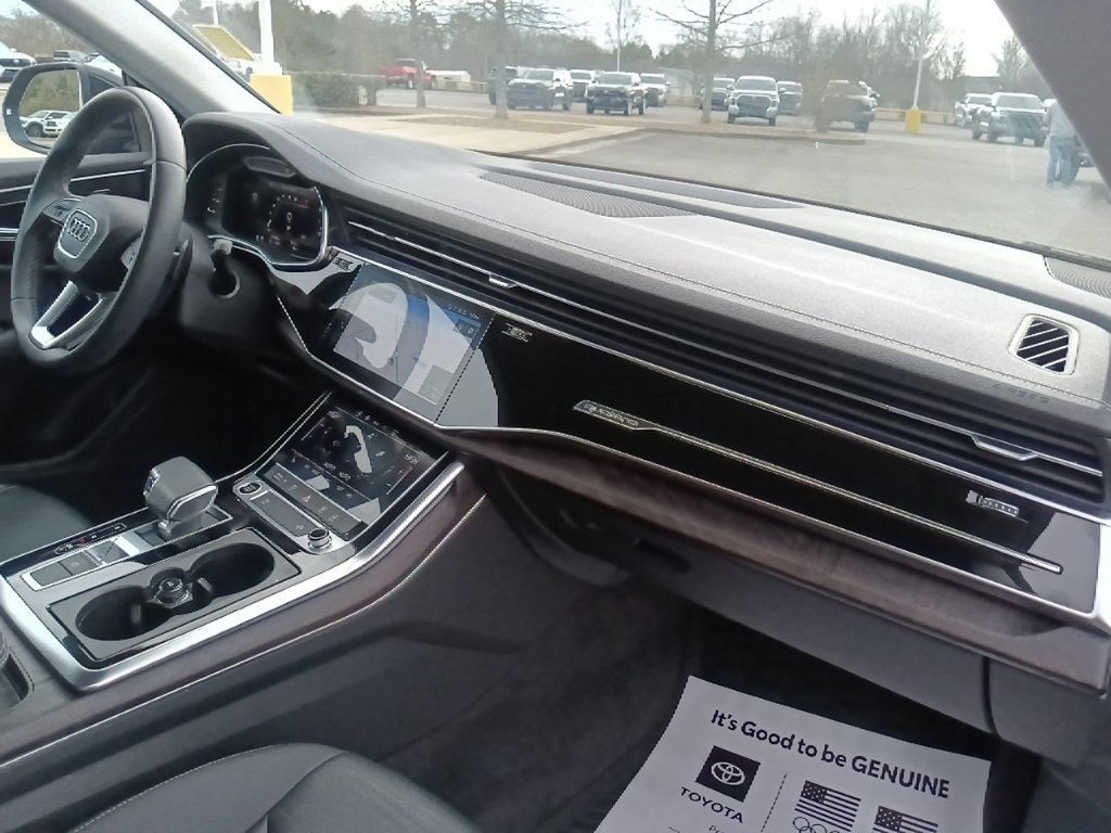 Used 2023 Audi Q8 Premium image 38