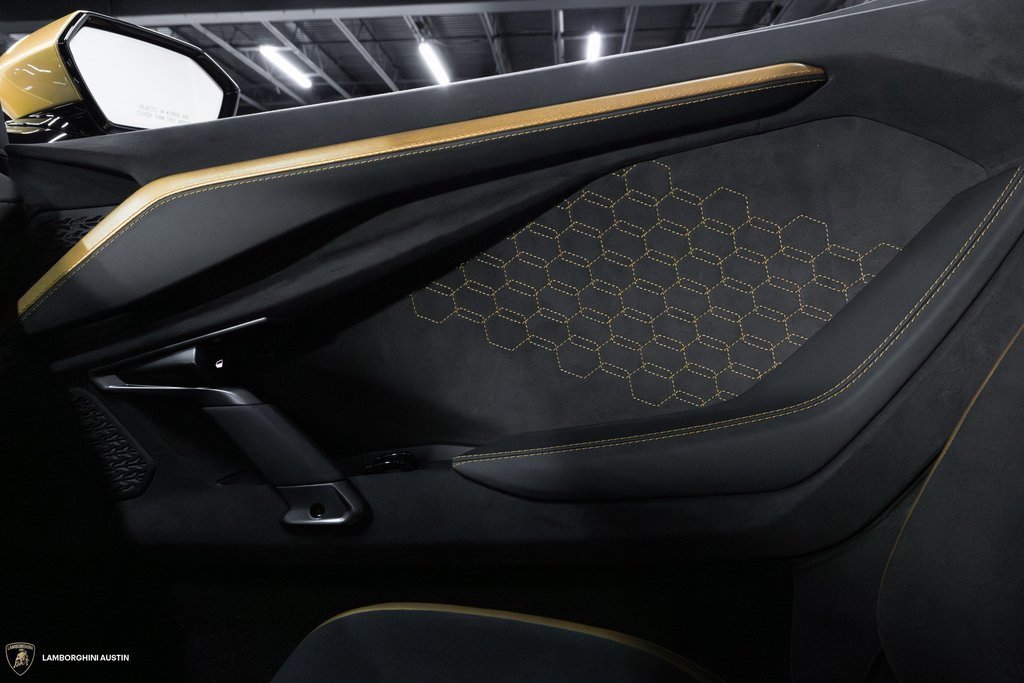 Used 2025 Lamborghini Revuelto image 39