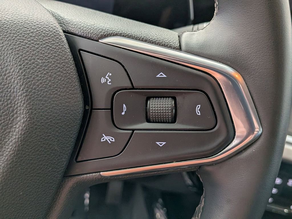 Used 2025 Chevrolet Trax LT w/ LT Convenience Package image 16