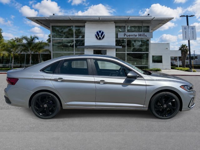 New 2027 Volkswagen Jetta SE FWD image 3