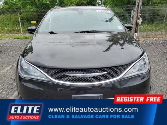 Used 2018 Chrysler Pacifica Touring-L image 10