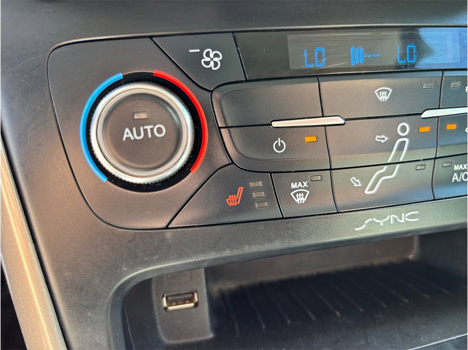 Used 2015 Ford Focus Titanium FWD image 29