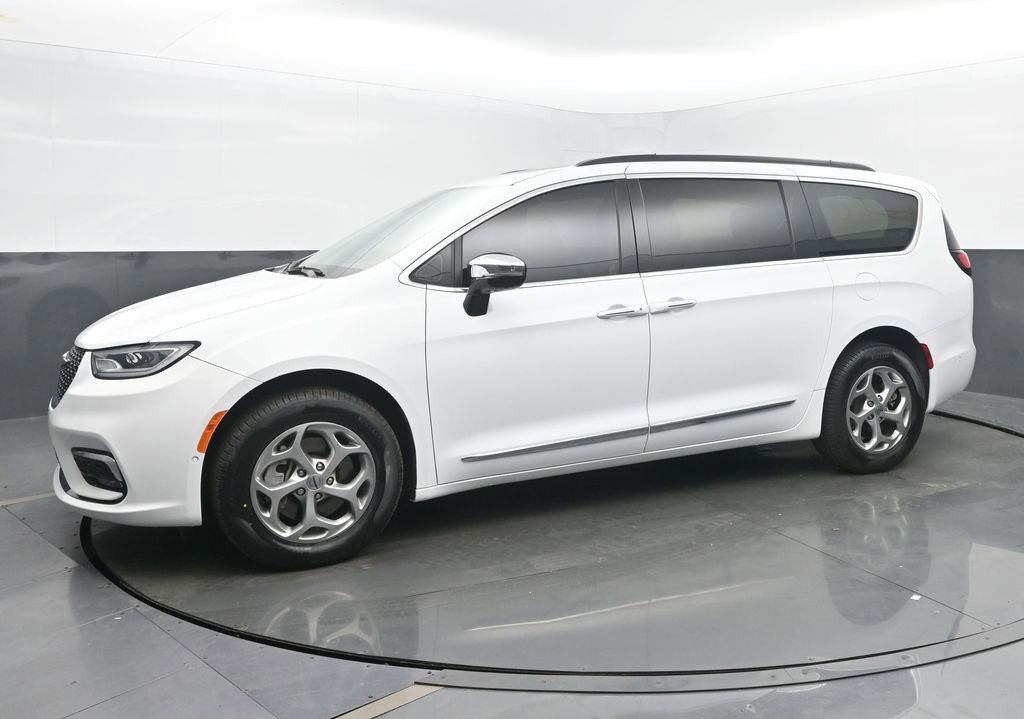 Used 2023 Chrysler Pacifica Limited AWD/4WD image 2