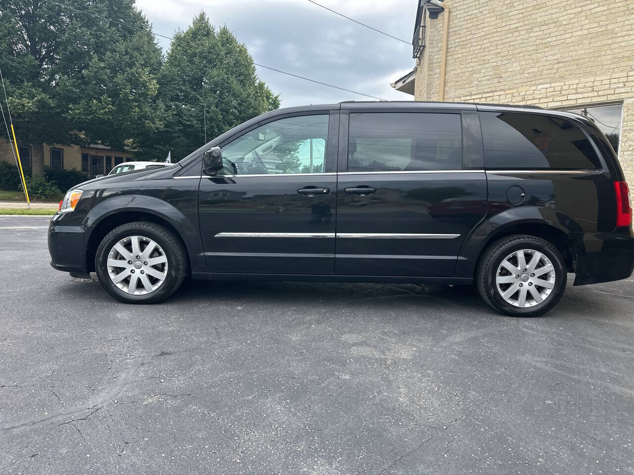 Used 2015 Chrysler Town & Country Touring FWD image 2