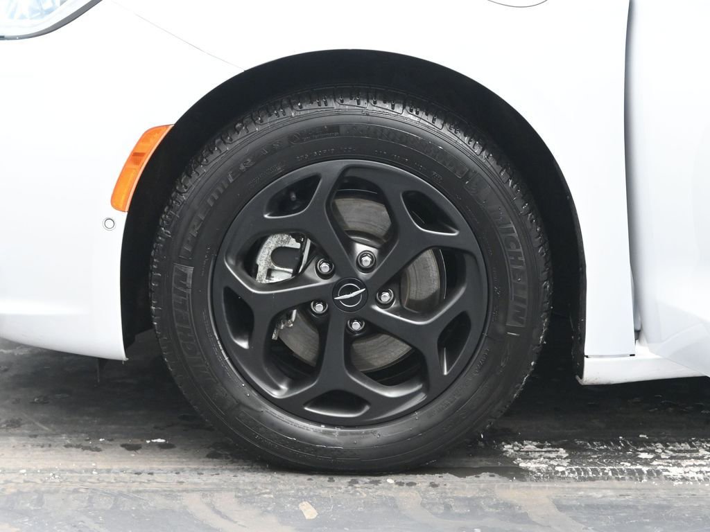 Used 2024 Chrysler Pacifica Select image 35
