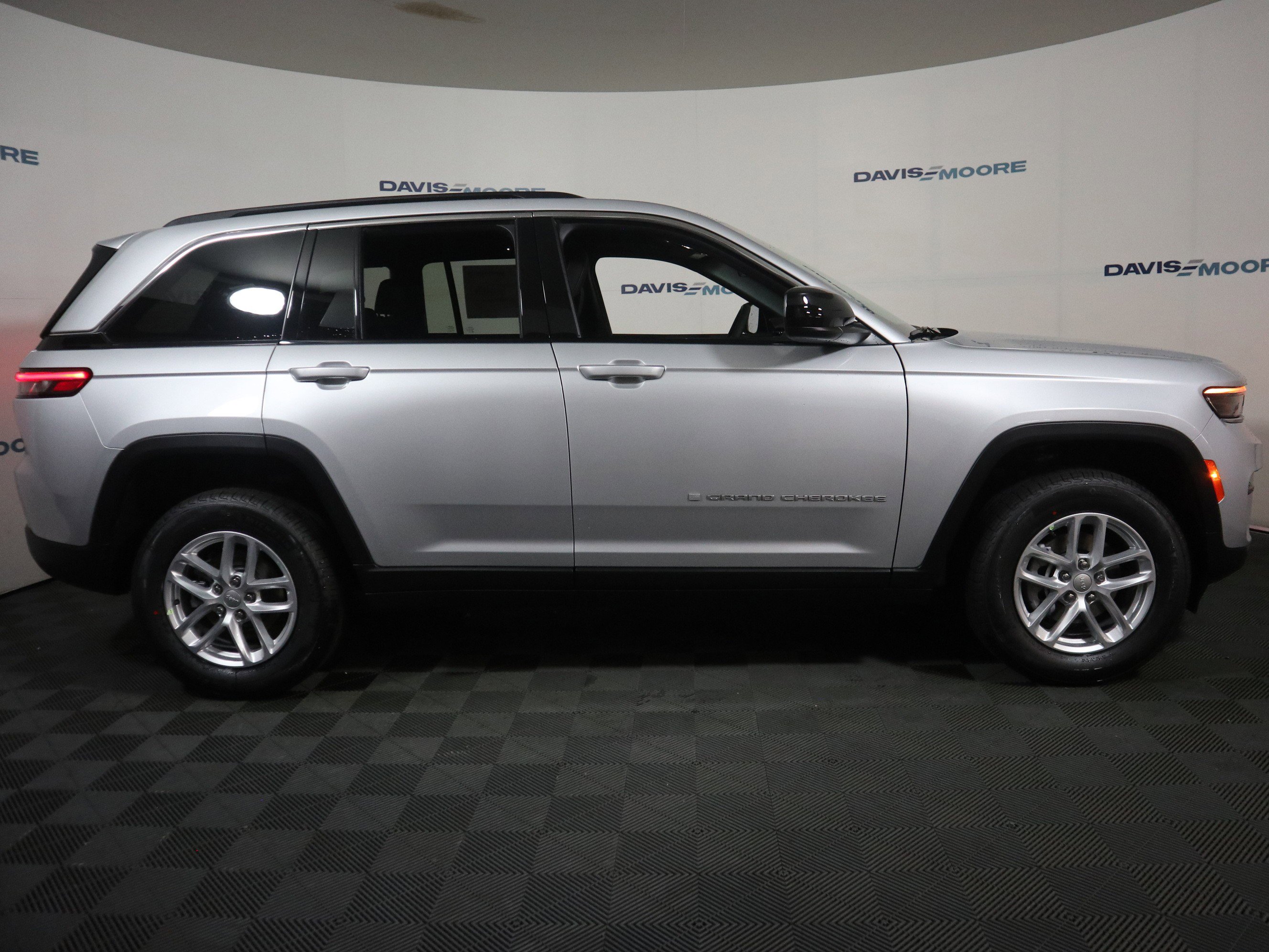 New 2026 Jeep Grand Cherokee Laredo X AWD/4WD image 4