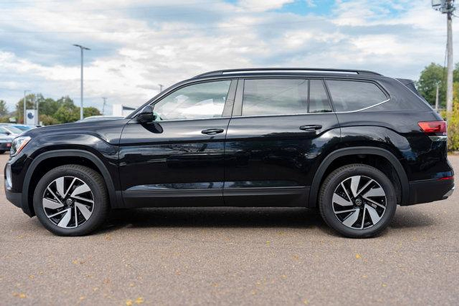 New 2026 Volkswagen Atlas SE image 3