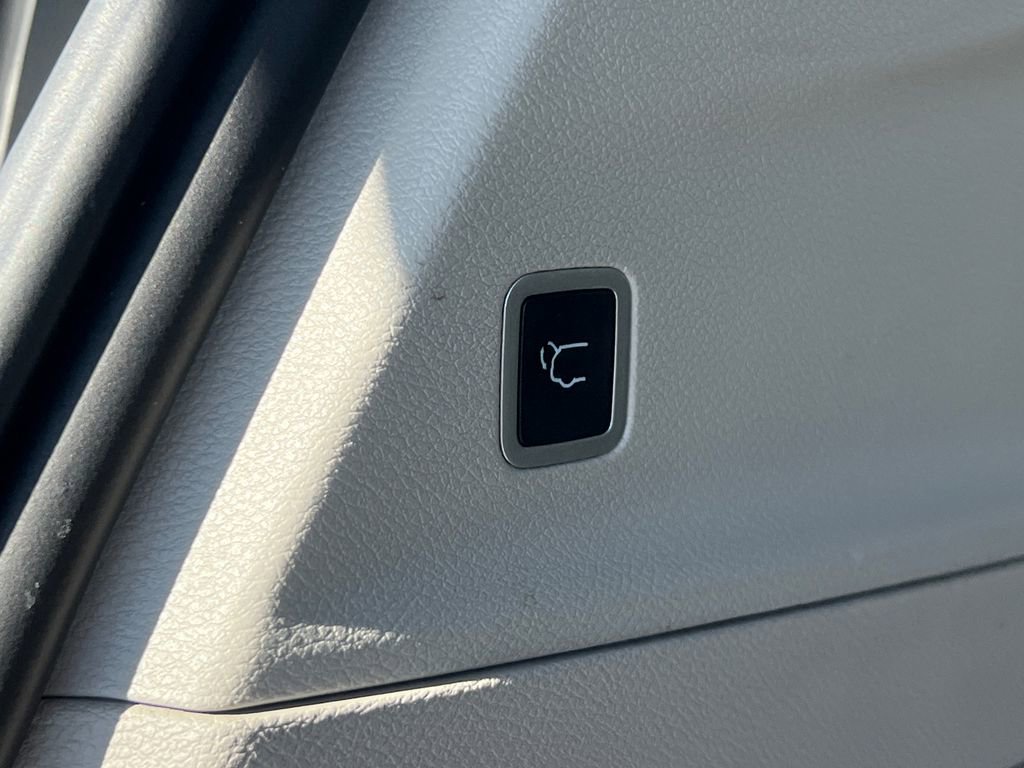 Used 2024 Chrysler Pacifica Touring-L image 16