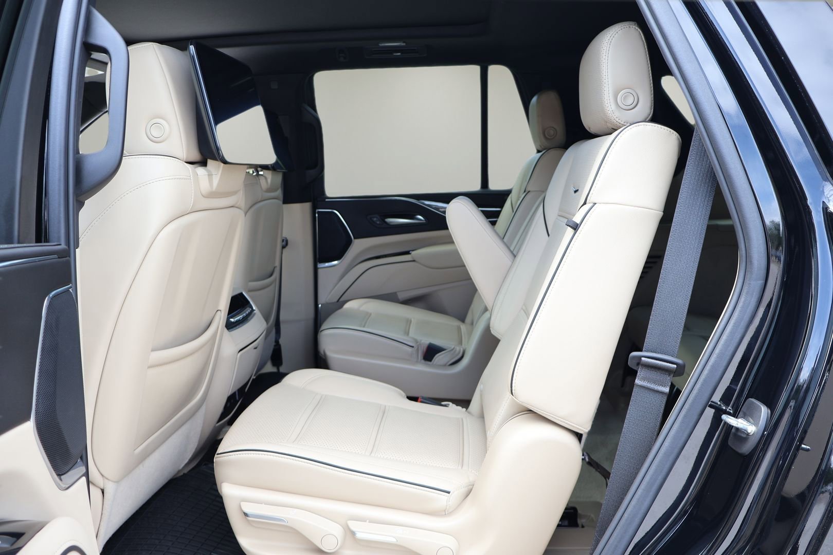 Certified 2023 Cadillac Escalade Premium Luxury AWD/4WD image 13