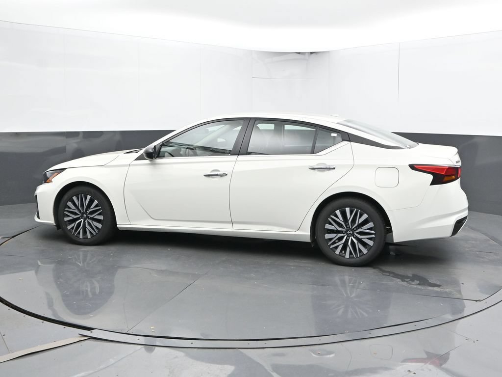 Used 2025 Nissan Altima 2.5 SV FWD image 9