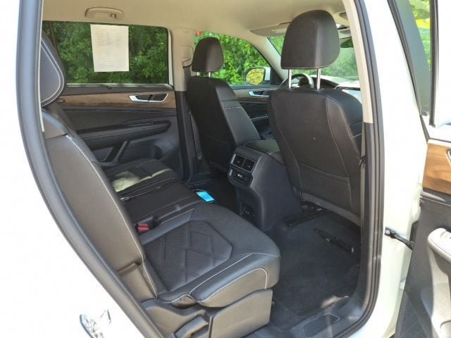 Used 2025 Volkswagen Atlas SE AWD/4WD image 12