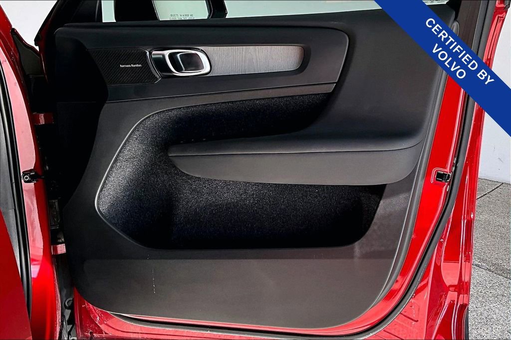Certified 2023 Volvo XC40 B5 Ultimate w/ Protection Package Premier image 26