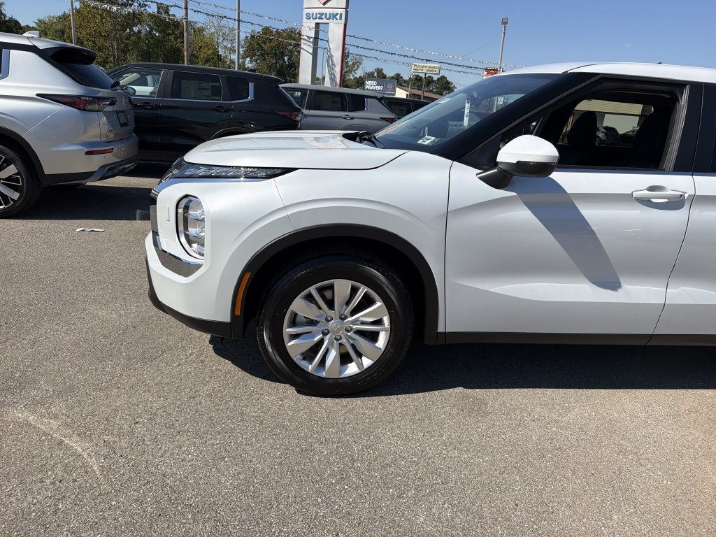 New 2026 Mitsubishi Outlander ES AWD/4WD image 8
