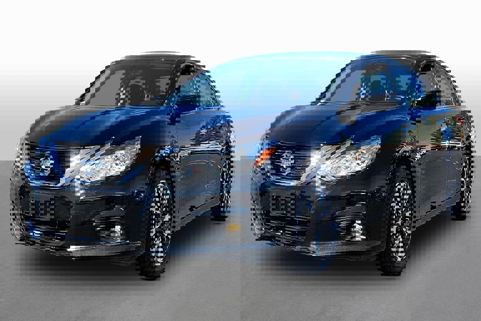 Used 2017 Nissan Altima 2.5 SV image 1