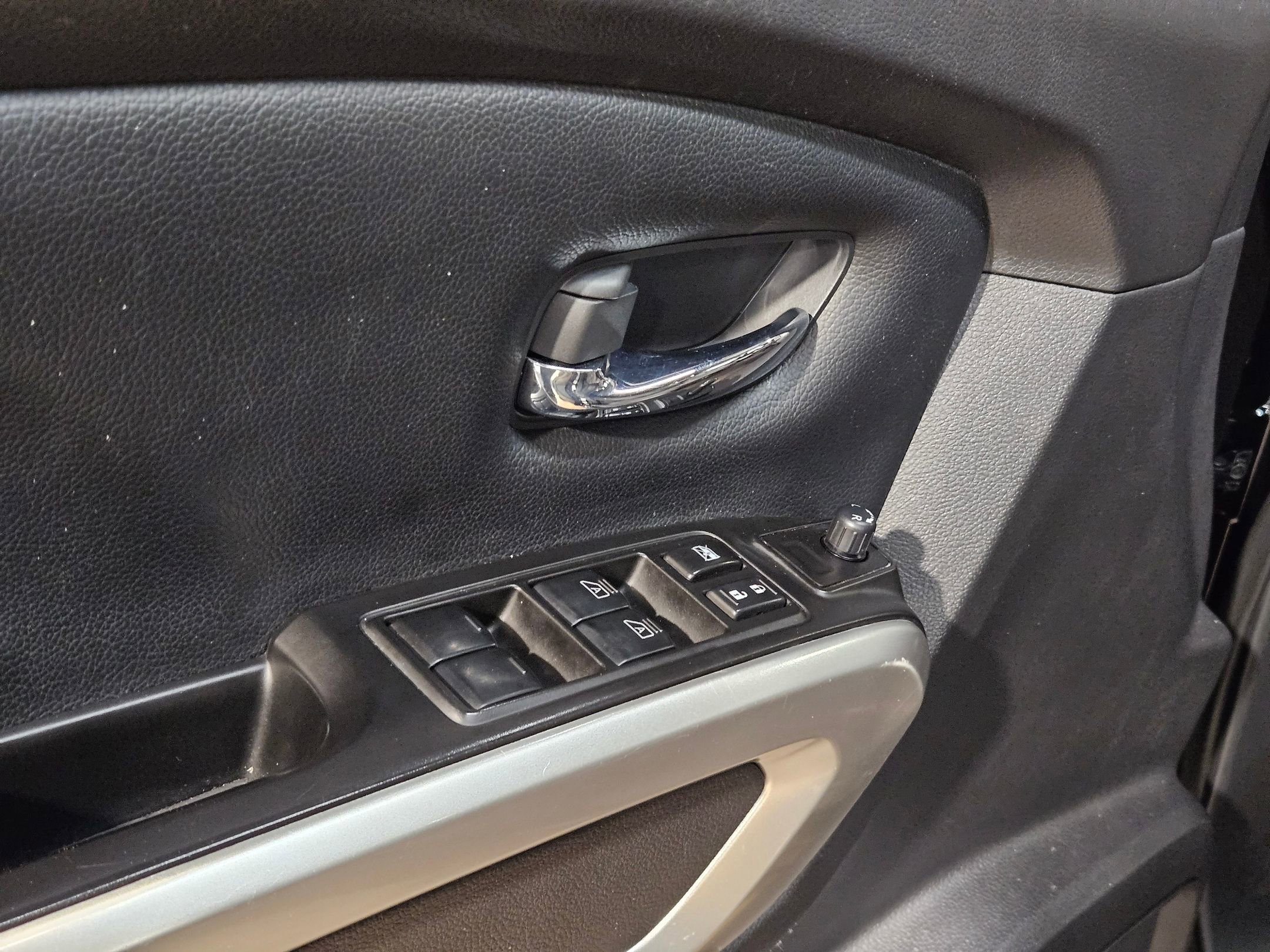 Used 2023 Nissan Titan SV image 21