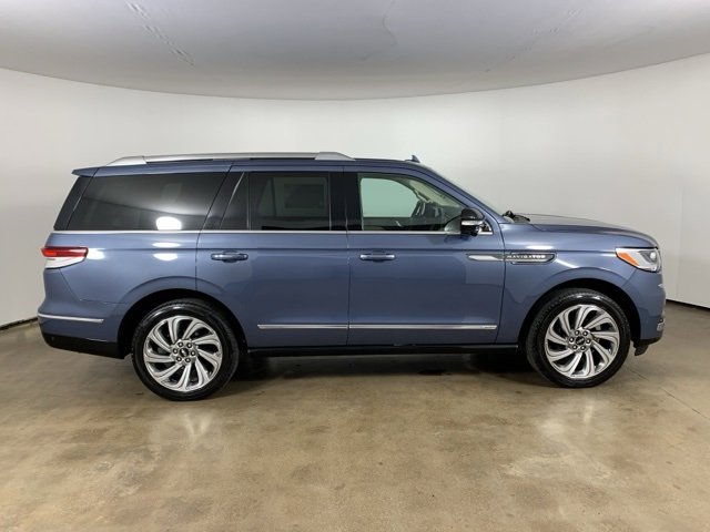 Used 2023 Lincoln Navigator Reserve image 5