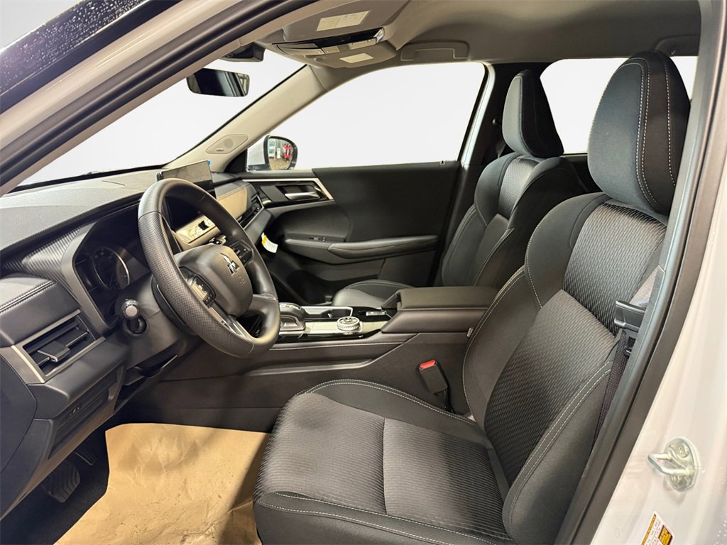 New 2025 Mitsubishi Outlander ES image 12
