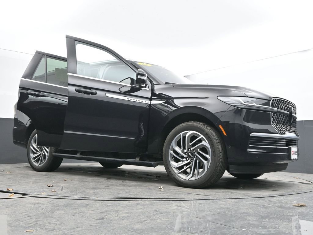 Used 2025 Lincoln Navigator Reserve image 71