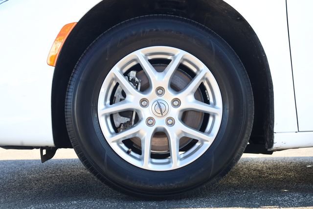 Used 2024 Chrysler Pacifica Touring-L FWD image 7