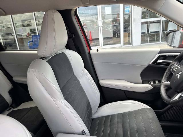 Used 2025 Mitsubishi Outlander AWD image 11