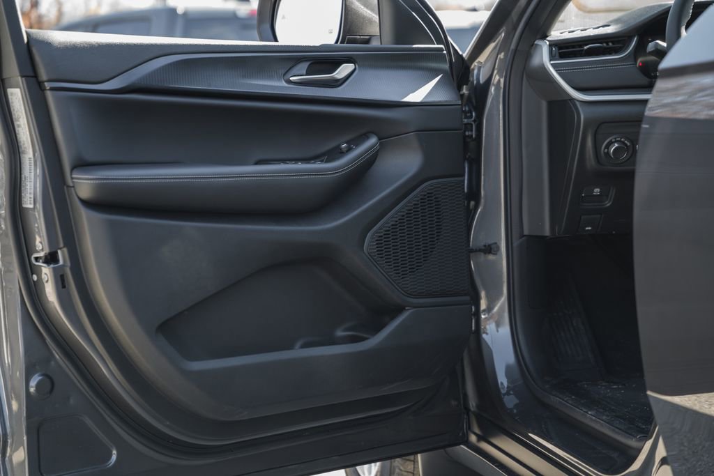 New 2025 Jeep Grand Cherokee Laredo X w/ Luxury Tech Group I image 35