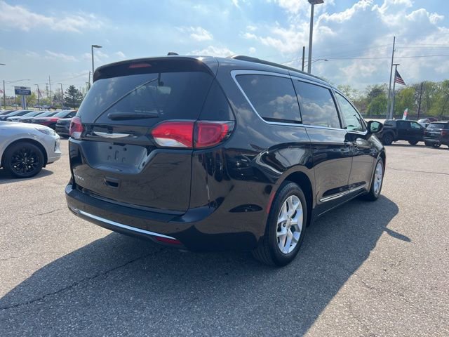 Used 2017 Chrysler Pacifica Touring-L w/ Tire & Wheel Group FWD image 4