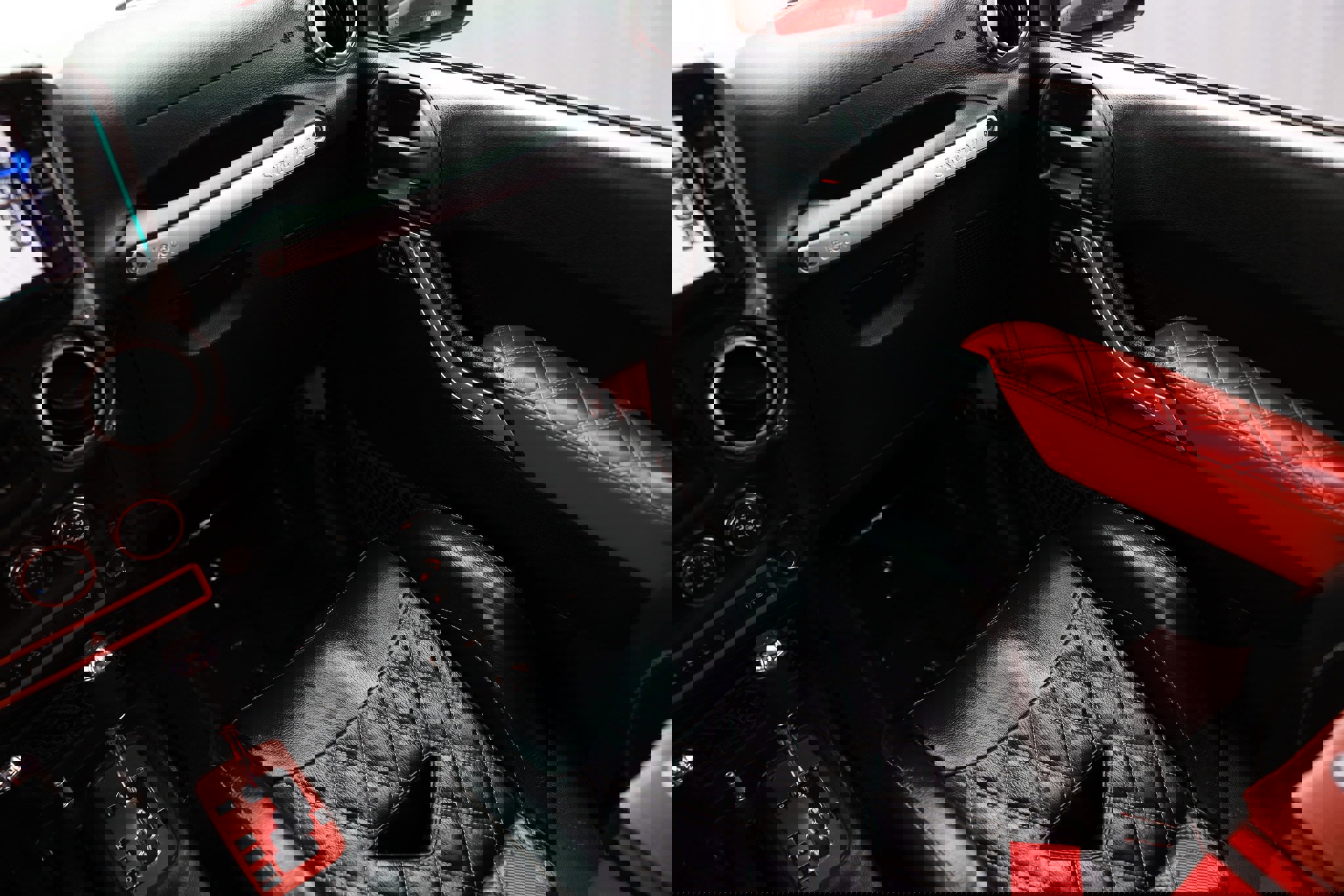 Used 2016 Jeep Wrangler Unlimited Rubicon w/ Connectivity Group image 26