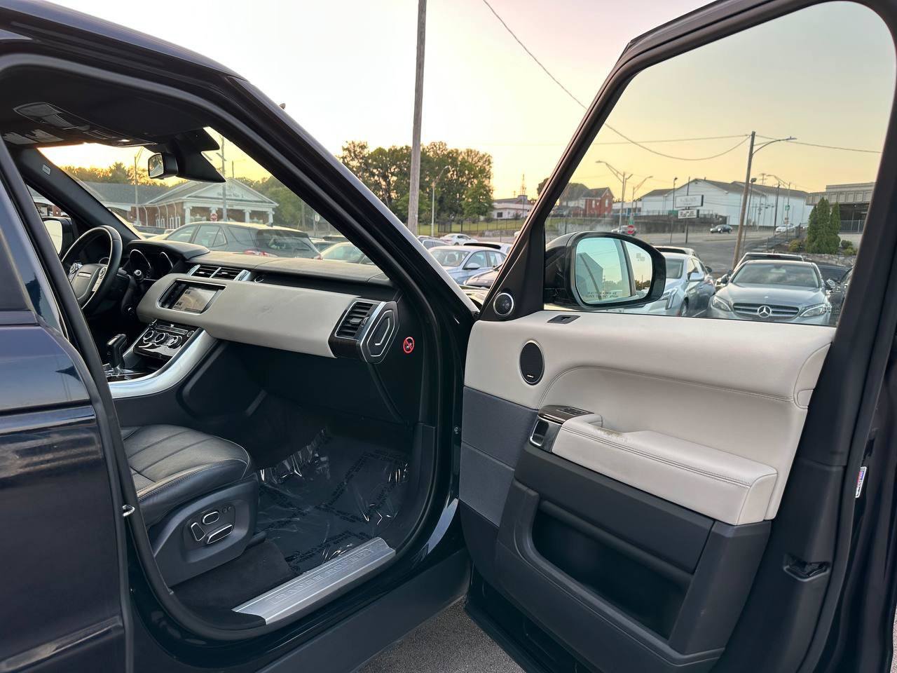Used 2015 Land Rover Range Rover Sport HSE AWD/4WD image 25