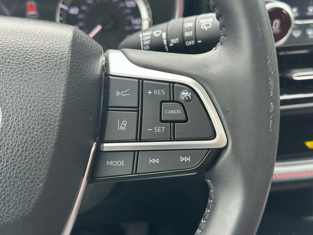 Used 2023 Toyota Highlander XSE FWD image 10