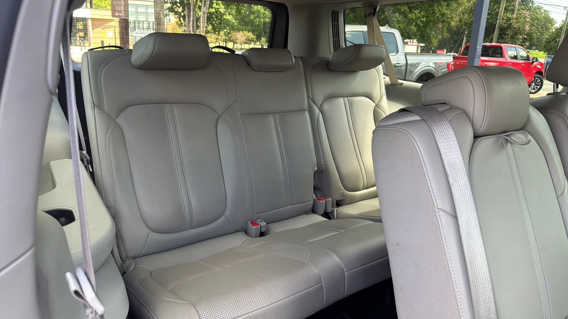 Used 2024 Jeep Wagoneer L Series II w/ Flexible Seating Group RWD image 9