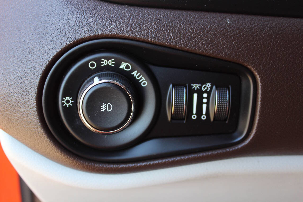 Used 2016 Jeep Renegade Latitude w/ Cold Weather Group FWD image 11