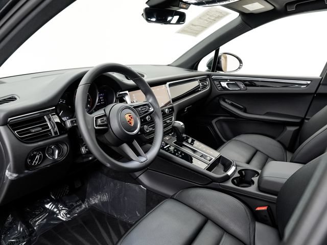 Certified 2026 Porsche Macan AWD/4WD image 4