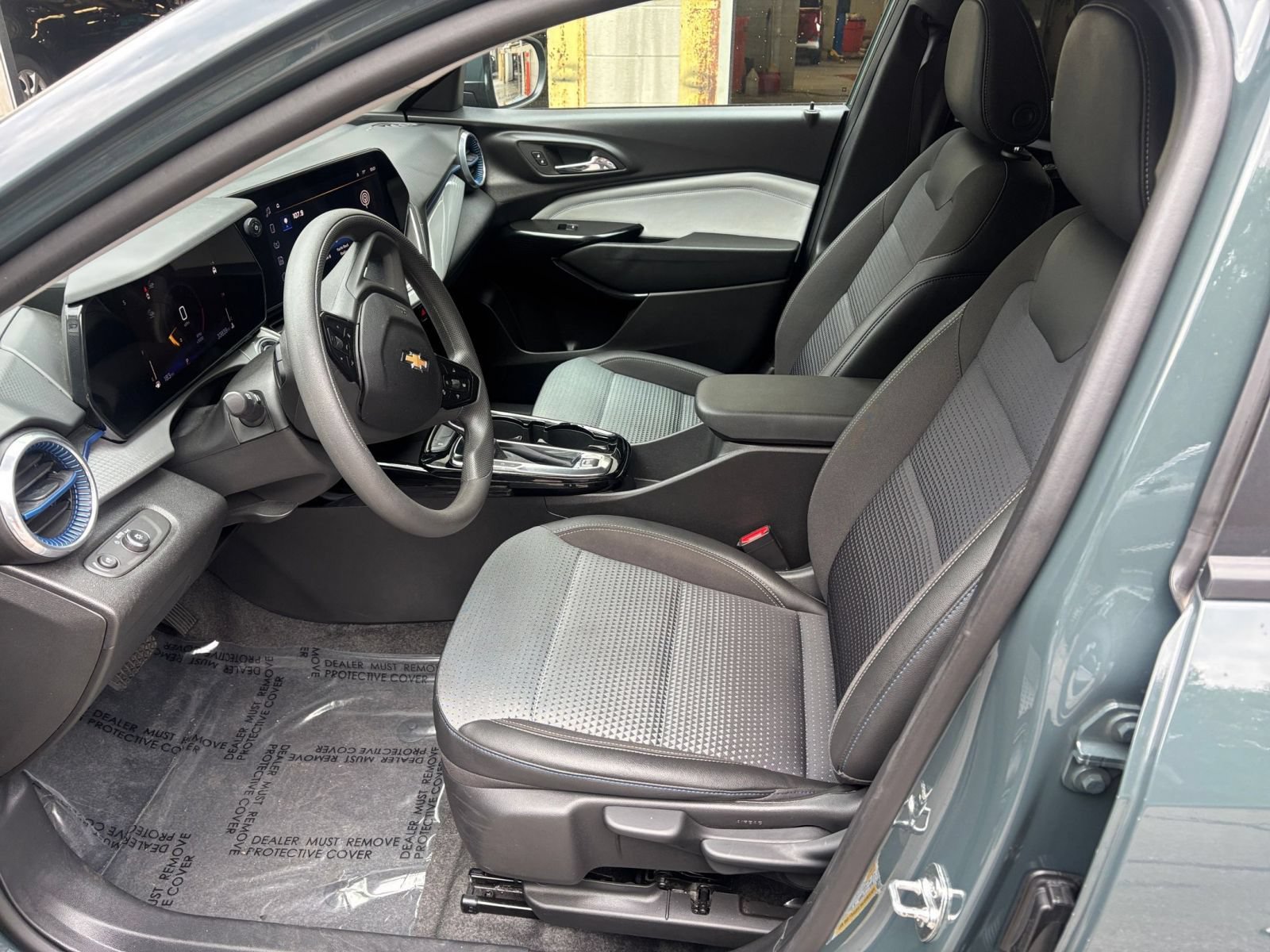 Used 2025 Chevrolet Trax LT FWD image 27