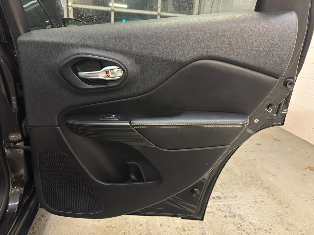 Used 2015 Jeep Cherokee Limited image 26