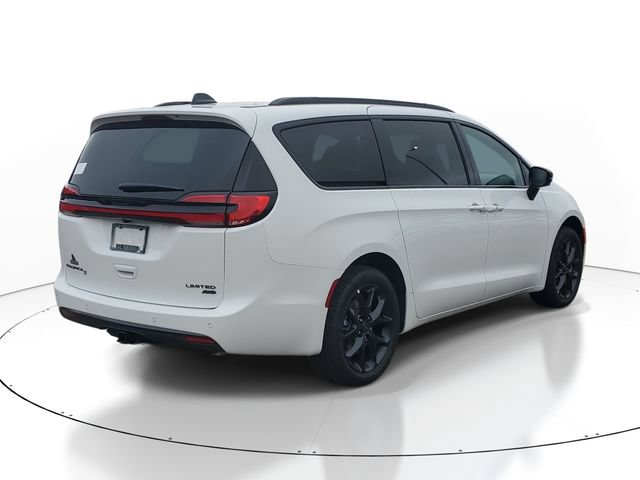 New 2027 Chrysler Pacifica Limited w/ Family Tech Group AWD/4WD image 4