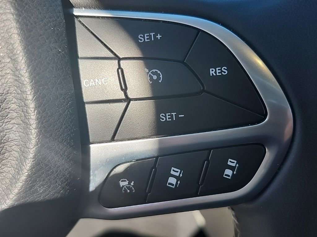 Used 2024 Chrysler Pacifica Touring-L image 16