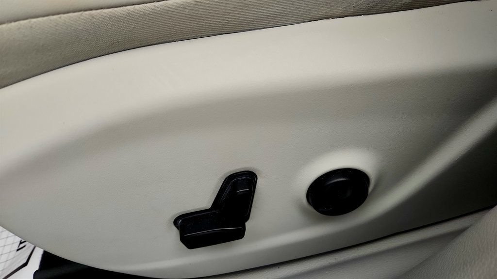 Used 2021 Jeep Cherokee Latitude Plus FWD image 11