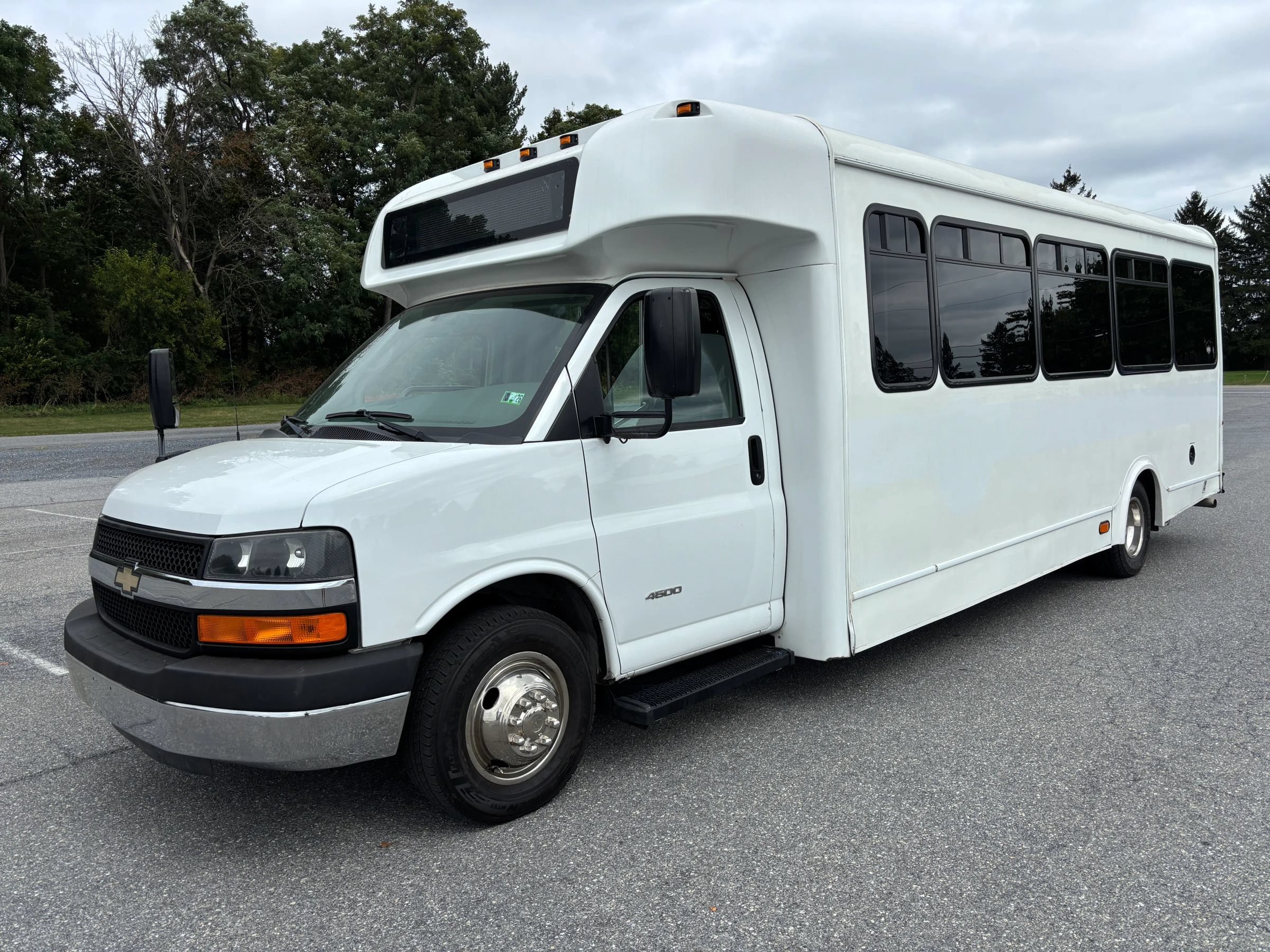 Used 2015 Chevrolet Express 4500 w/ Shuttle Bus Package RWD image 1