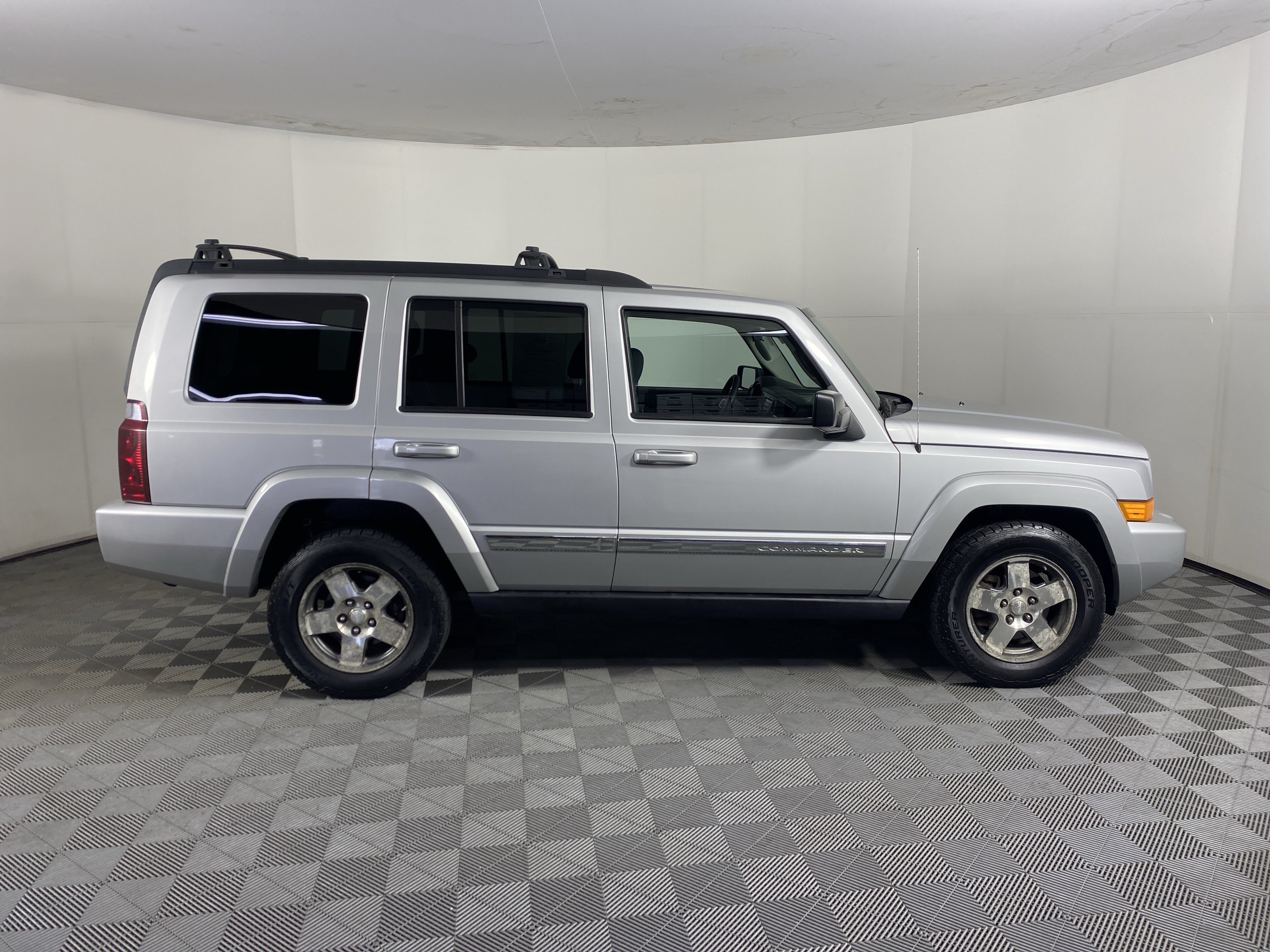 Used 2010 Jeep Commander Sport AWD/4WD image 2