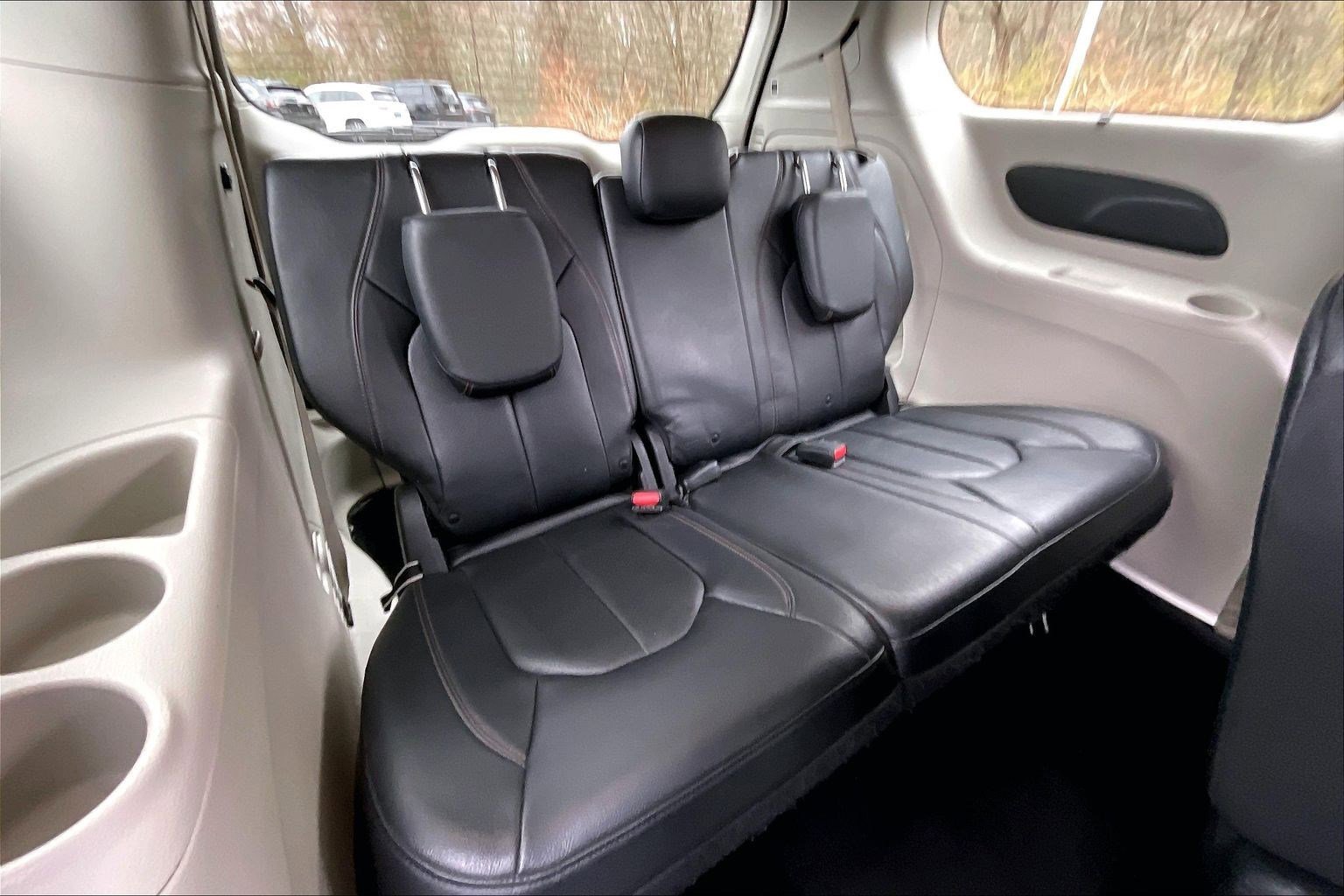 Used 2019 Chrysler Pacifica Touring-L image 25