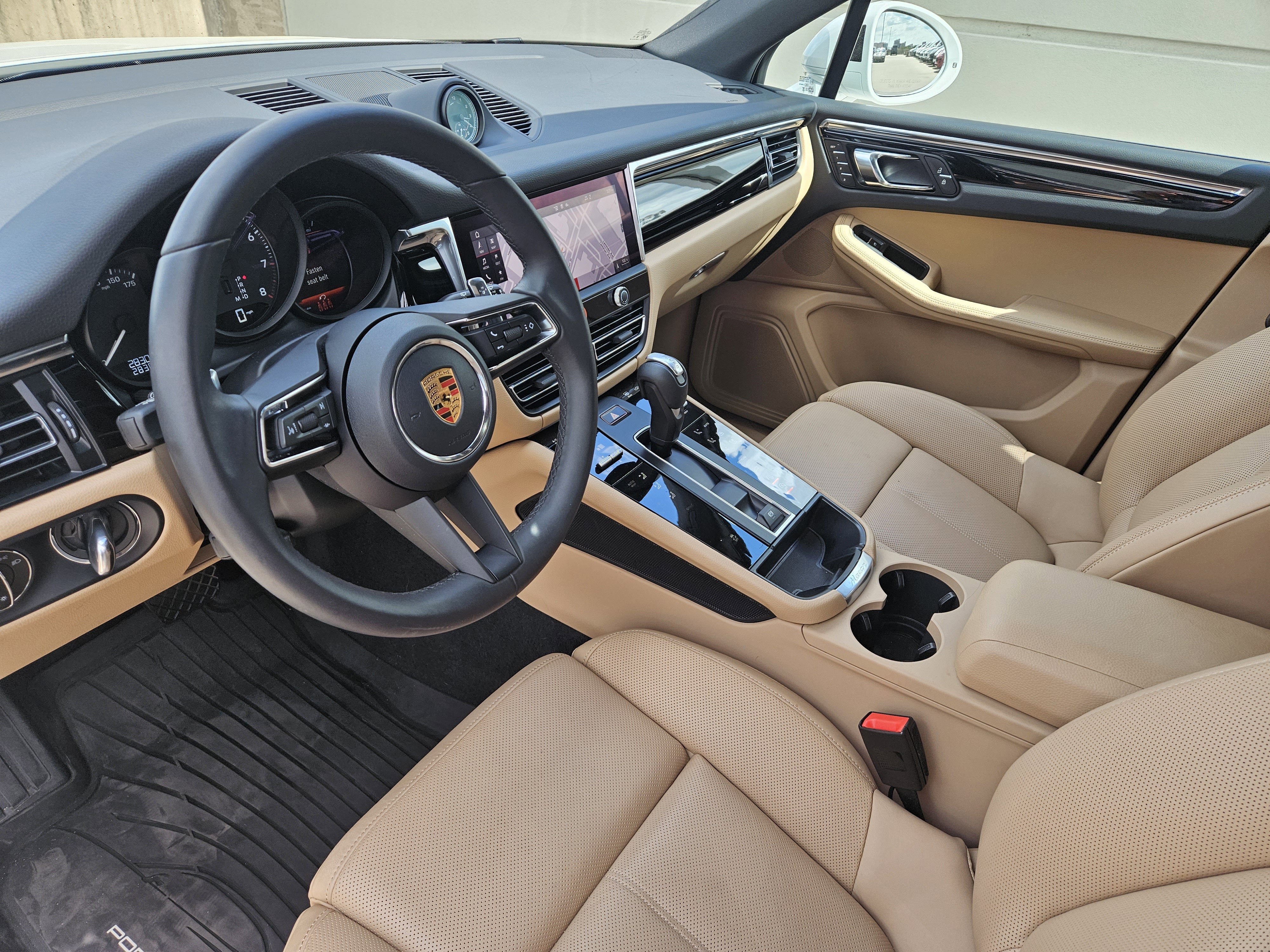 Certified 2025 Porsche Macan image 4