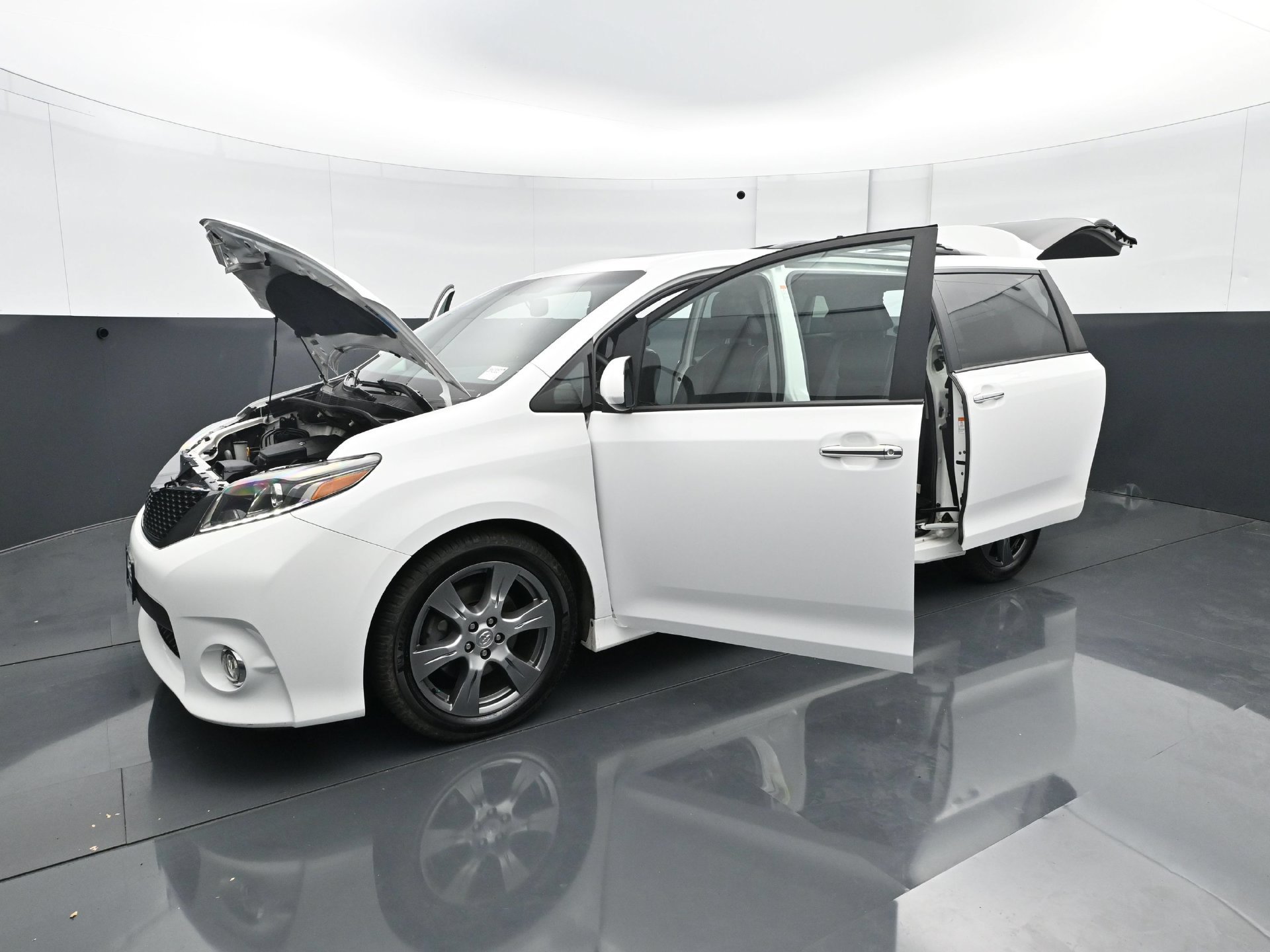 Used 2017 Toyota Sienna SE w/ SE Preferred Package FWD image 32