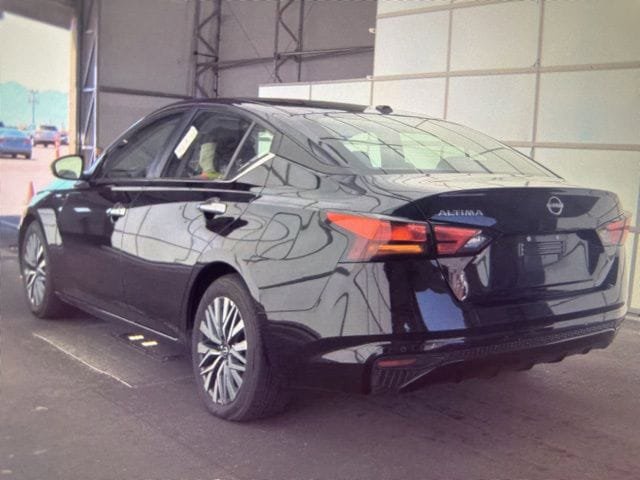 Used 2025 Nissan Altima 2.5 SV FWD image 10